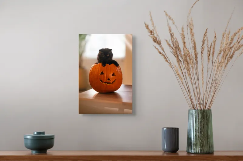 Tablou Canvas, "Pisoi curios într-un dovleac sculptat", Felina, Dovleac, Negru, Drăgălaș, Halloween, Lumină, Mobilier, Blană, Fereastră, Bucurie, 26 x 39 cm – poza 5