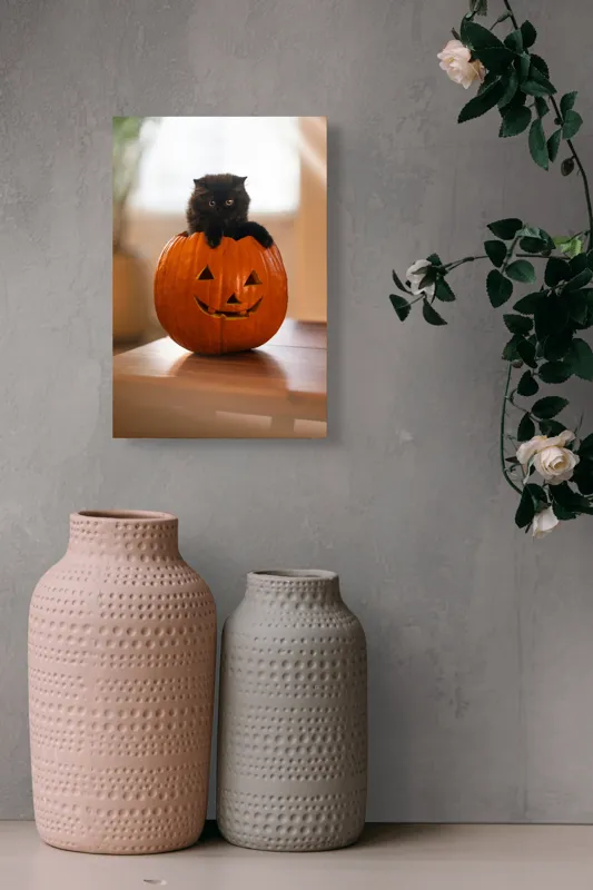 Tablou Canvas, "Pisoi curios într-un dovleac sculptat", Felina, Dovleac, Negru, Drăgălaș, Halloween, Lumină, Mobilier, Blană, Fereastră, Bucurie, 26 x 39 cm – poza 6