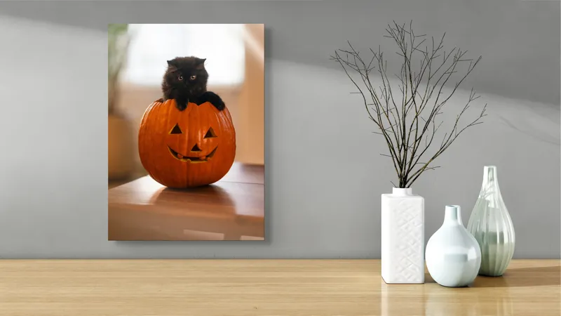 Tablou Canvas, "Pisoi curios într-un dovleac sculptat", Felina, Dovleac, Negru, Drăgălaș, Halloween, Lumină, Mobilier, Blană, Fereastră, Bucurie, 39 x 54 cm – poza 4