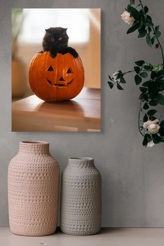 Tablou Canvas, "Pisoi curios într-un dovleac sculptat", Felina, Dovleac, Negru, Drăgălaș, Halloween, Lumină, Mobilier, Blană, Fereastră, Bucurie, 39 x 54 cm – poza 6