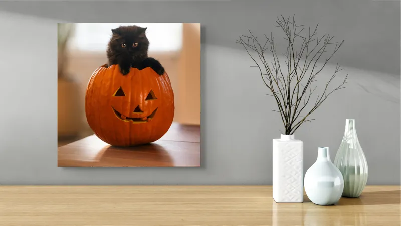 Tablou Canvas, "Pisoi curios într-un dovleac sculptat", Felina, Dovleac, Negru, Drăgălaș, Halloween, Lumină, Mobilier, Blană, Fereastră, Bucurie, 50 x 50 cm – poza 3