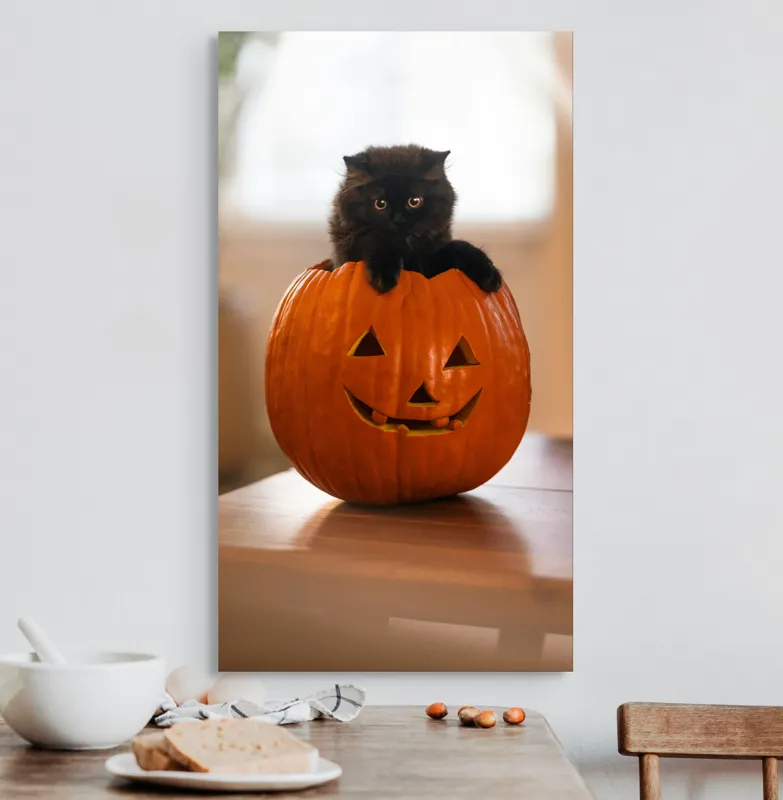 Tablou Canvas, "Pisoi curios într-un dovleac sculptat", Felina, Dovleac, Negru, Drăgălaș, Halloween, Lumină, Mobilier, Blană, Fereastră, Bucurie, 50 x 90 cm – poza 3