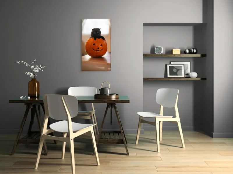 Tablou Canvas, "Pisoi curios într-un dovleac sculptat", Felina, Dovleac, Negru, Drăgălaș, Halloween, Lumină, Mobilier, Blană, Fereastră, Bucurie, 50 x 90 cm – poza 4