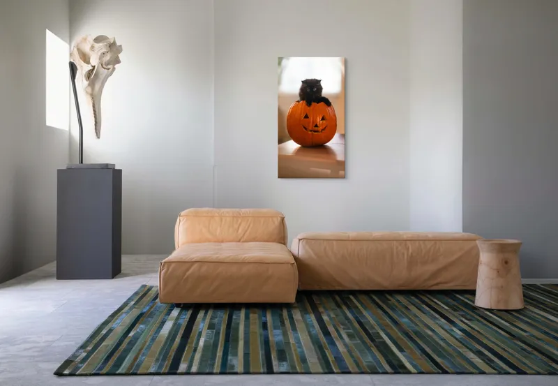 Tablou Canvas, "Pisoi curios într-un dovleac sculptat", Felina, Dovleac, Negru, Drăgălaș, Halloween, Lumină, Mobilier, Blană, Fereastră, Bucurie, 50 x 90 cm – poza 5
