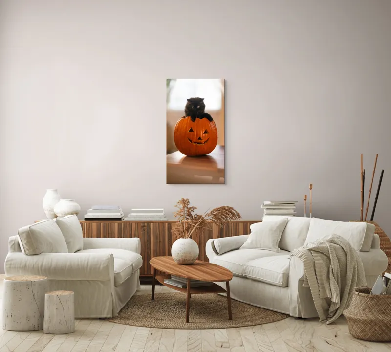 Tablou Canvas, "Pisoi curios într-un dovleac sculptat", Felina, Dovleac, Negru, Drăgălaș, Halloween, Lumină, Mobilier, Blană, Fereastră, Bucurie, 50 x 90 cm – poza 7