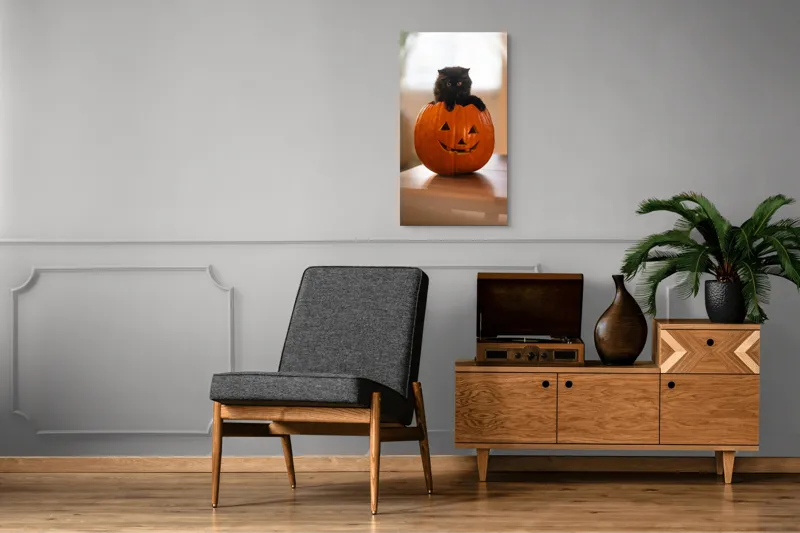 Tablou Canvas, "Pisoi curios într-un dovleac sculptat", Felina, Dovleac, Negru, Drăgălaș, Halloween, Lumină, Mobilier, Blană, Fereastră, Bucurie, 50 x 90 cm – poza 8