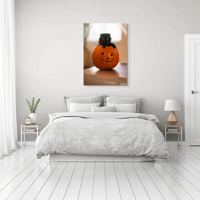 Tablou Canvas, "Pisoi curios într-un dovleac sculptat", Felina, Dovleac, Negru, Drăgălaș, Halloween, Lumină, Mobilier, Blană, Fereastră, Bucurie, 70 x 100 cm – poza 3