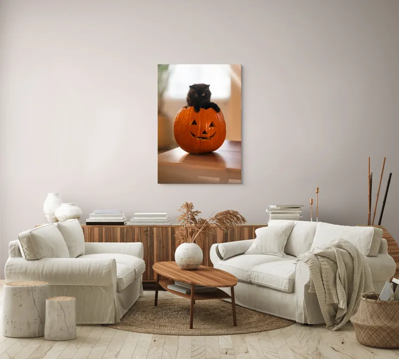 Tablou Canvas, "Pisoi curios într-un dovleac sculptat", Felina, Dovleac, Negru, Drăgălaș, Halloween, Lumină, Mobilier, Blană, Fereastră, Bucurie, 70 x 100 cm – poza 4
