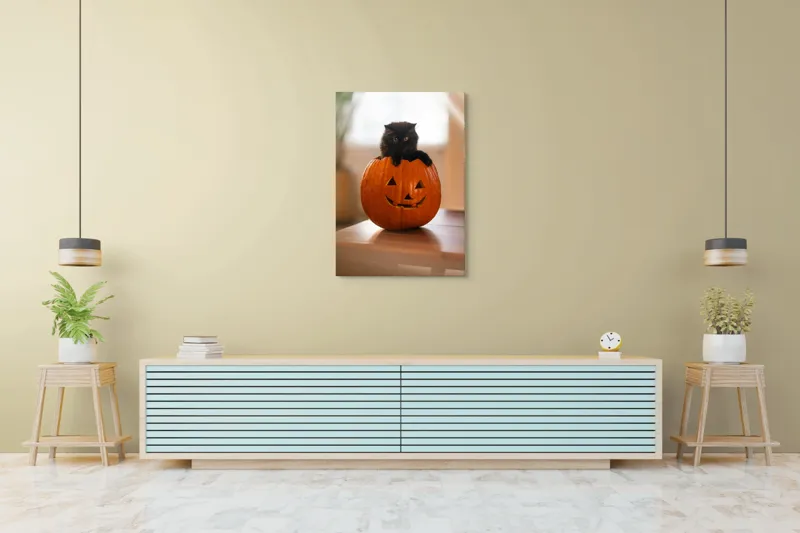 Tablou Canvas, "Pisoi curios într-un dovleac sculptat", Felina, Dovleac, Negru, Drăgălaș, Halloween, Lumină, Mobilier, Blană, Fereastră, Bucurie, 70 x 100 cm – poza 5