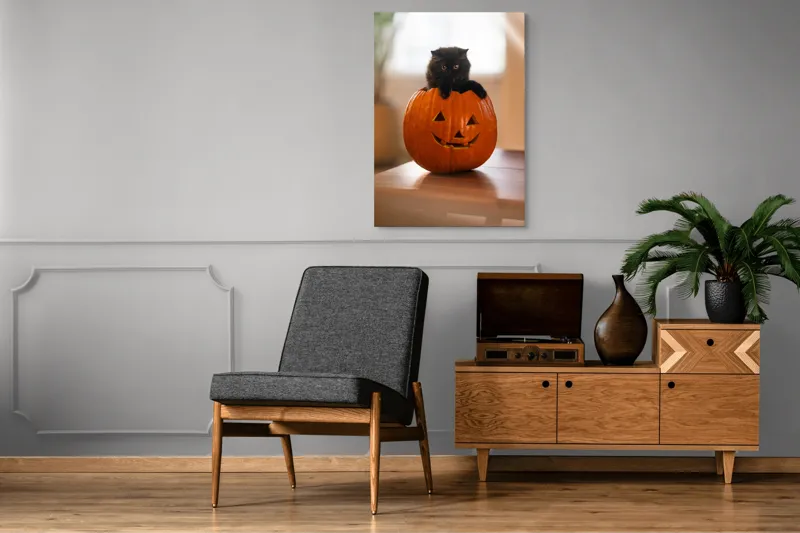 Tablou Canvas, "Pisoi curios într-un dovleac sculptat", Felina, Dovleac, Negru, Drăgălaș, Halloween, Lumină, Mobilier, Blană, Fereastră, Bucurie, 70 x 100 cm – poza 6