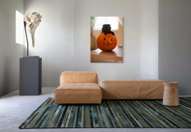 Tablou Canvas, "Pisoi curios într-un dovleac sculptat", Felina, Dovleac, Negru, Drăgălaș, Halloween, Lumină, Mobilier, Blană, Fereastră, Bucurie, 70 x 100 cm – poza 7