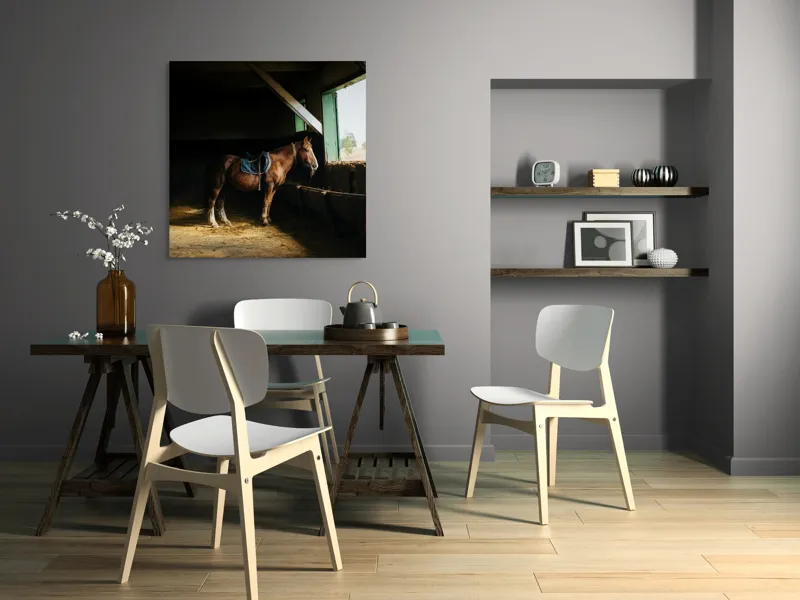 Tablou Canvas, "Cal odihnindu-se în grajd liniștit", Cal, Grajd, Lumină, Sadelă, Fereastră, Tranquilitate, Umbră, Relaxare., 100 x 100 cm – poza 6
