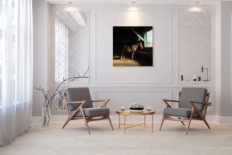 Tablou Canvas, "Cal odihnindu-se în grajd liniștit", Cal, Grajd, Lumină, Sadelă, Fereastră, Tranquilitate, Umbră, Relaxare., 100 x 100 cm – poza 7