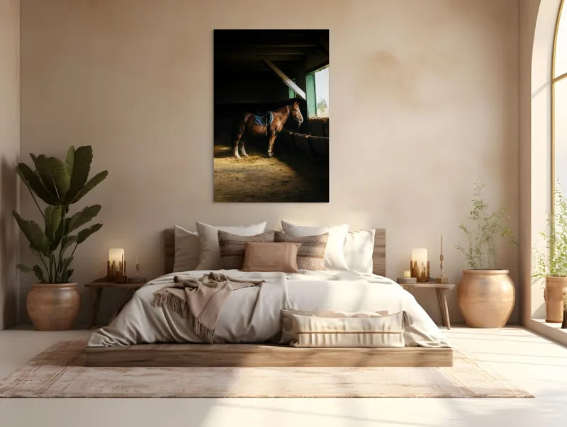 Tablou Canvas, "Cal odihnindu-se în grajd liniștit", Cal, Grajd, Lumină, Sadelă, Fereastră, Tranquilitate, Umbră, Relaxare., 100 x 150 cm – poza 3