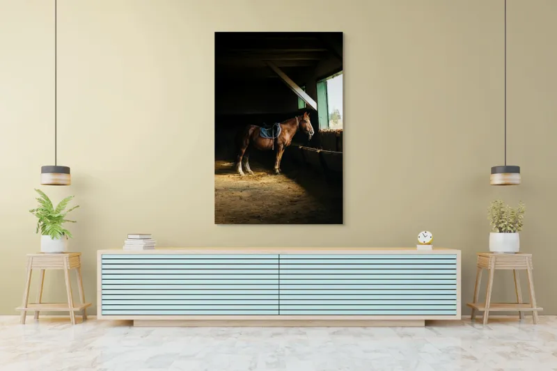Tablou Canvas, "Cal odihnindu-se în grajd liniștit", Cal, Grajd, Lumină, Sadelă, Fereastră, Tranquilitate, Umbră, Relaxare., 100 x 150 cm – poza 4