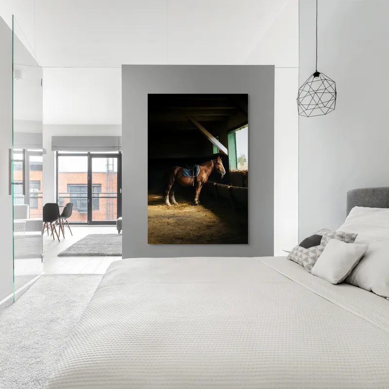 Tablou Canvas, "Cal odihnindu-se în grajd liniștit", Cal, Grajd, Lumină, Sadelă, Fereastră, Tranquilitate, Umbră, Relaxare., 100 x 150 cm – poza 5