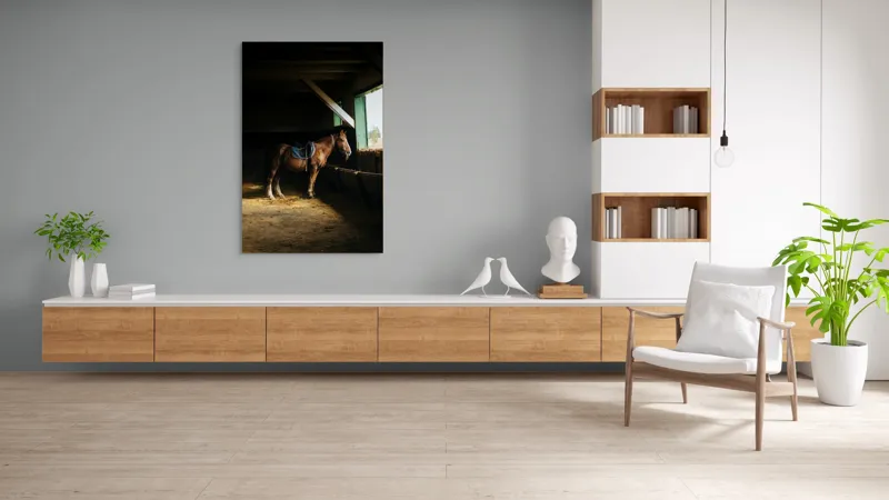 Tablou Canvas, "Cal odihnindu-se în grajd liniștit", Cal, Grajd, Lumină, Sadelă, Fereastră, Tranquilitate, Umbră, Relaxare., 100 x 150 cm – poza 8