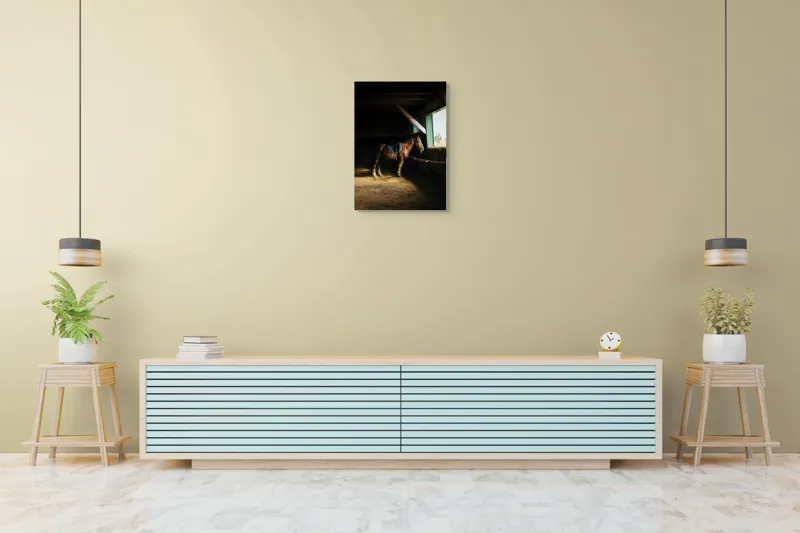 Tablou Canvas, "Cal odihnindu-se în grajd liniștit", Cal, Grajd, Lumină, Sadelă, Fereastră, Tranquilitate, Umbră, Relaxare., 50 x 70 cm – poza 6