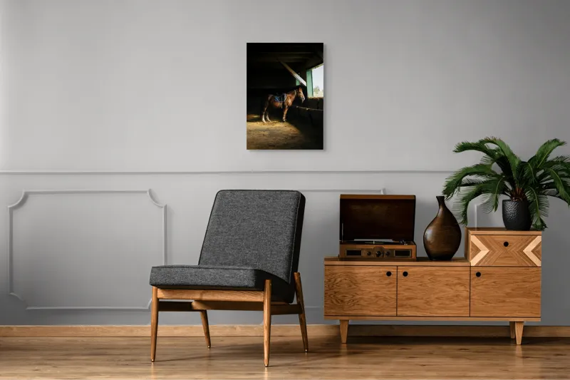 Tablou Canvas, "Cal odihnindu-se în grajd liniștit", Cal, Grajd, Lumină, Sadelă, Fereastră, Tranquilitate, Umbră, Relaxare., 50 x 70 cm – poza 8