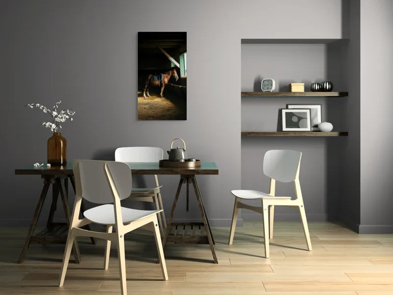 Tablou Canvas, "Cal odihnindu-se în grajd liniștit", Cal, Grajd, Lumină, Sadelă, Fereastră, Tranquilitate, Umbră, Relaxare., 50 x 90 cm – poza 4