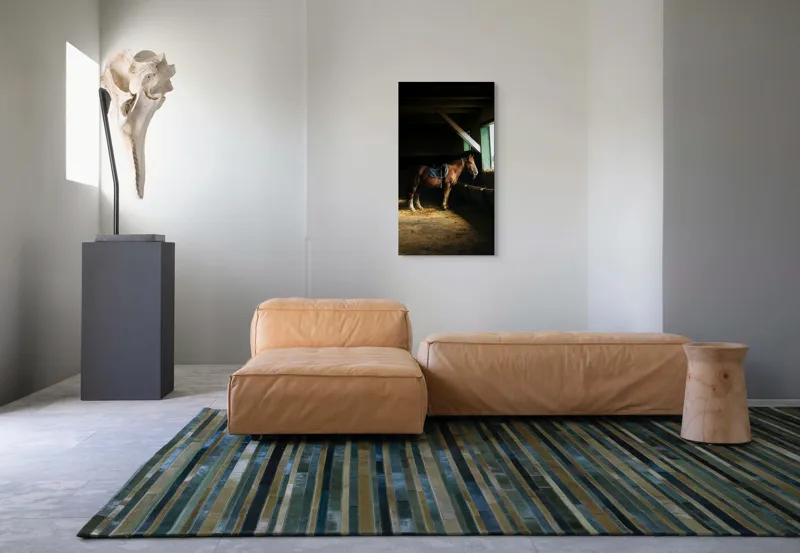 Tablou Canvas, "Cal odihnindu-se în grajd liniștit", Cal, Grajd, Lumină, Sadelă, Fereastră, Tranquilitate, Umbră, Relaxare., 50 x 90 cm – poza 5