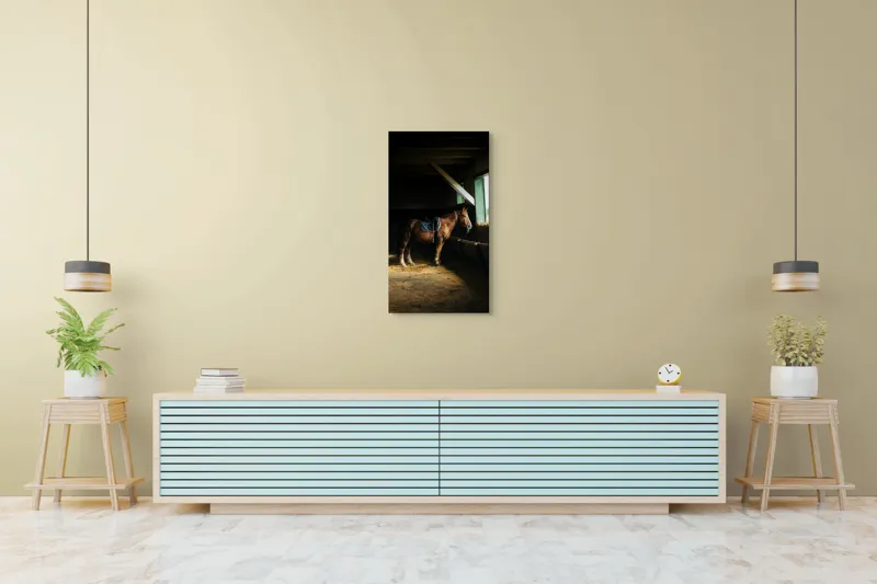 Tablou Canvas, "Cal odihnindu-se în grajd liniștit", Cal, Grajd, Lumină, Sadelă, Fereastră, Tranquilitate, Umbră, Relaxare., 50 x 90 cm – poza 6