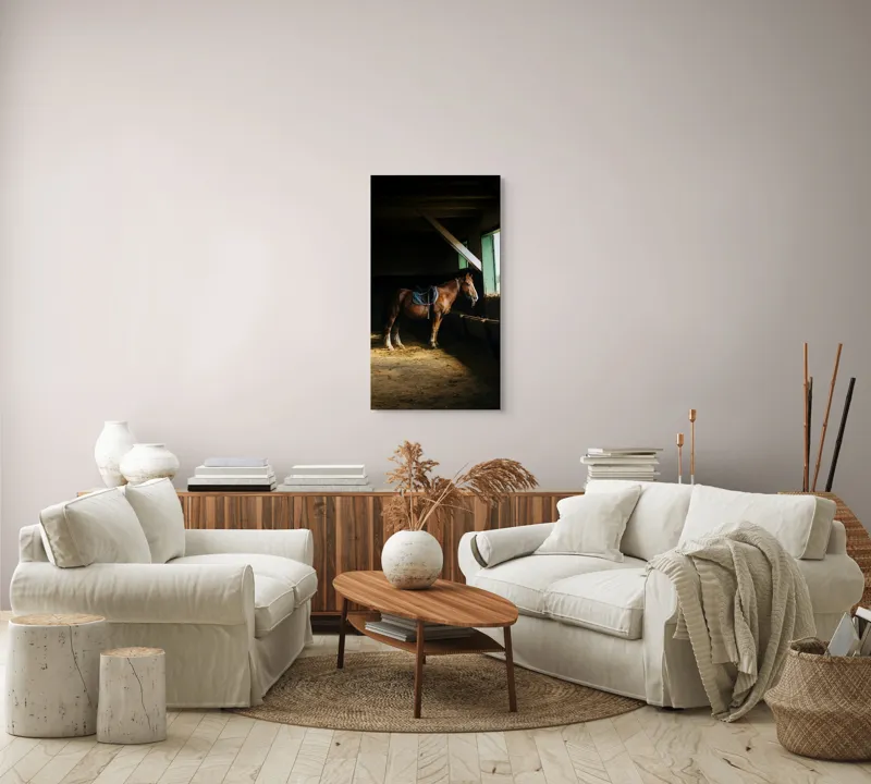 Tablou Canvas, "Cal odihnindu-se în grajd liniștit", Cal, Grajd, Lumină, Sadelă, Fereastră, Tranquilitate, Umbră, Relaxare., 50 x 90 cm – poza 7
