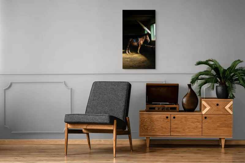 Tablou Canvas, "Cal odihnindu-se în grajd liniștit", Cal, Grajd, Lumină, Sadelă, Fereastră, Tranquilitate, Umbră, Relaxare., 50 x 90 cm – poza 8