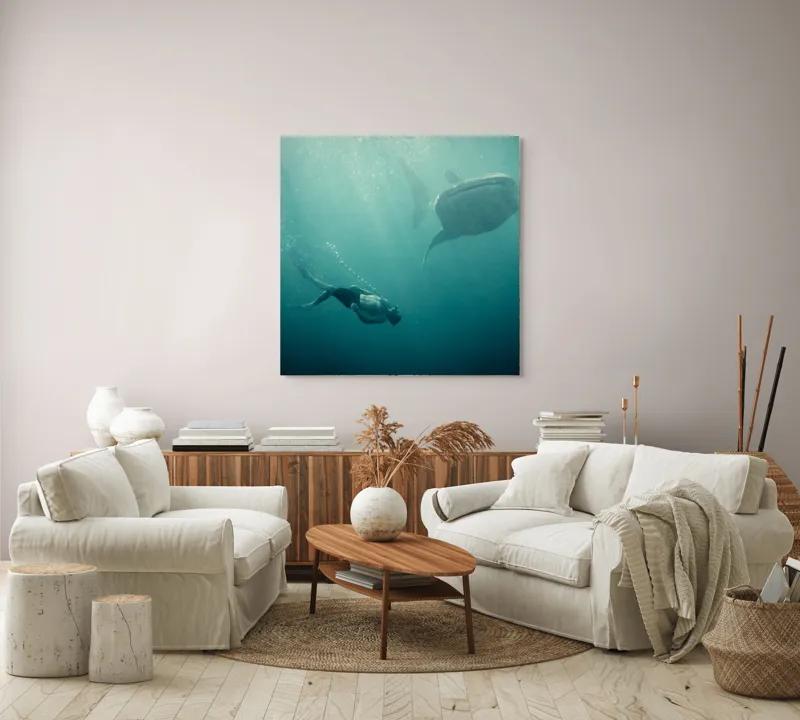 Tablou Canvas, "Înotătorul și rechinul balenă arzător", Nu știu cine este în imagine, dar pot descrie scena: Scufundător, Balenă, Apă, Ocean, Explorare, Adâncime, Lumină, Imersiune, Aventura, Natură, 100 x 100 cm – poza 3