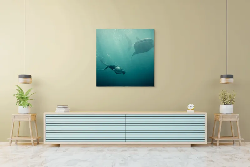Tablou Canvas, "Înotătorul și rechinul balenă arzător", Nu știu cine este în imagine, dar pot descrie scena: Scufundător, Balenă, Apă, Ocean, Explorare, Adâncime, Lumină, Imersiune, Aventura, Natură, 100 x 100 cm – poza 5