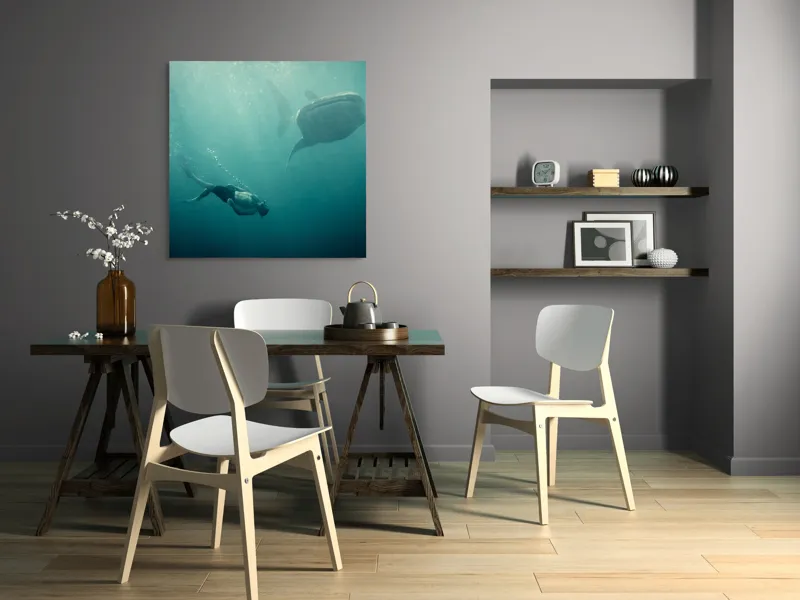 Tablou Canvas, "Înotătorul și rechinul balenă arzător", Nu știu cine este în imagine, dar pot descrie scena: Scufundător, Balenă, Apă, Ocean, Explorare, Adâncime, Lumină, Imersiune, Aventura, Natură, 100 x 100 cm – poza 6