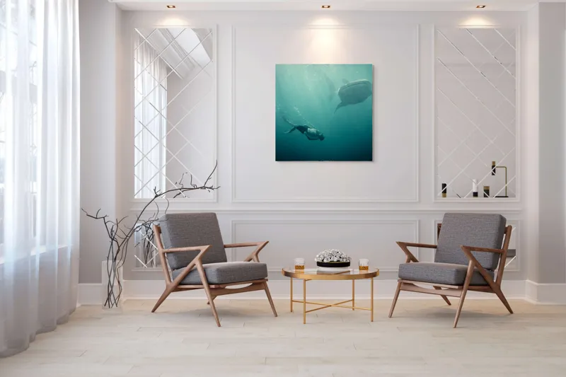 Tablou Canvas, "Înotătorul și rechinul balenă arzător", Nu știu cine este în imagine, dar pot descrie scena: Scufundător, Balenă, Apă, Ocean, Explorare, Adâncime, Lumină, Imersiune, Aventura, Natură, 100 x 100 cm – poza 7