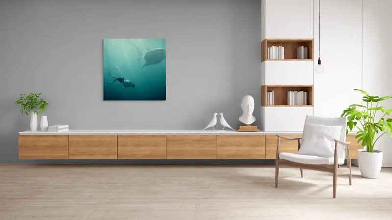 Tablou Canvas, "Înotătorul și rechinul balenă arzător", Nu știu cine este în imagine, dar pot descrie scena: Scufundător, Balenă, Apă, Ocean, Explorare, Adâncime, Lumină, Imersiune, Aventura, Natură, 100 x 100 cm – poza 8
