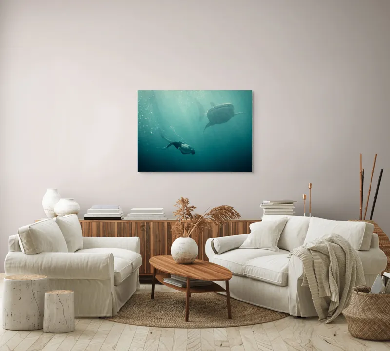 Tablou Canvas, "Înotătorul și rechinul balenă arzător", Nu știu cine este în imagine, dar pot descrie scena: Scufundător, Balenă, Apă, Ocean, Explorare, Adâncime, Lumină, Imersiune, Aventura, Natură, 100 x 70 cm – poza 3