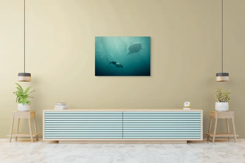 Tablou Canvas, "Înotătorul și rechinul balenă arzător", Nu știu cine este în imagine, dar pot descrie scena: Scufundător, Balenă, Apă, Ocean, Explorare, Adâncime, Lumină, Imersiune, Aventura, Natură, 100 x 70 cm – poza 4