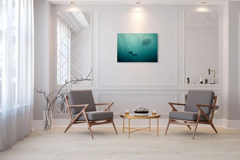 Tablou Canvas, "Înotătorul și rechinul balenă arzător", Nu știu cine este în imagine, dar pot descrie scena: Scufundător, Balenă, Apă, Ocean, Explorare, Adâncime, Lumină, Imersiune, Aventura, Natură, 100 x 70 cm – poza 5