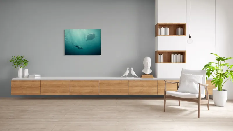 Tablou Canvas, "Înotătorul și rechinul balenă arzător", Nu știu cine este în imagine, dar pot descrie scena: Scufundător, Balenă, Apă, Ocean, Explorare, Adâncime, Lumină, Imersiune, Aventura, Natură, 100 x 70 cm – poza 6