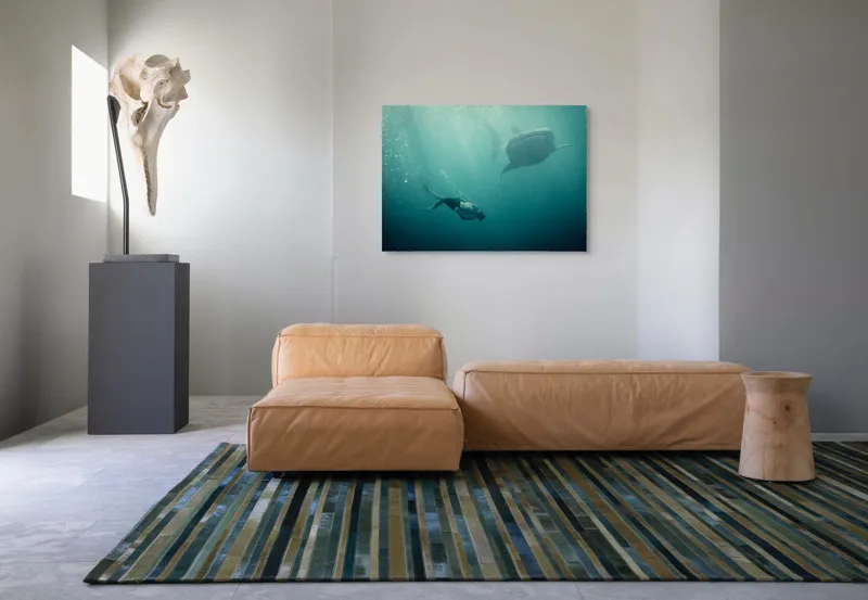 Tablou Canvas, "Înotătorul și rechinul balenă arzător", Nu știu cine este în imagine, dar pot descrie scena: Scufundător, Balenă, Apă, Ocean, Explorare, Adâncime, Lumină, Imersiune, Aventura, Natură, 100 x 70 cm – poza 7