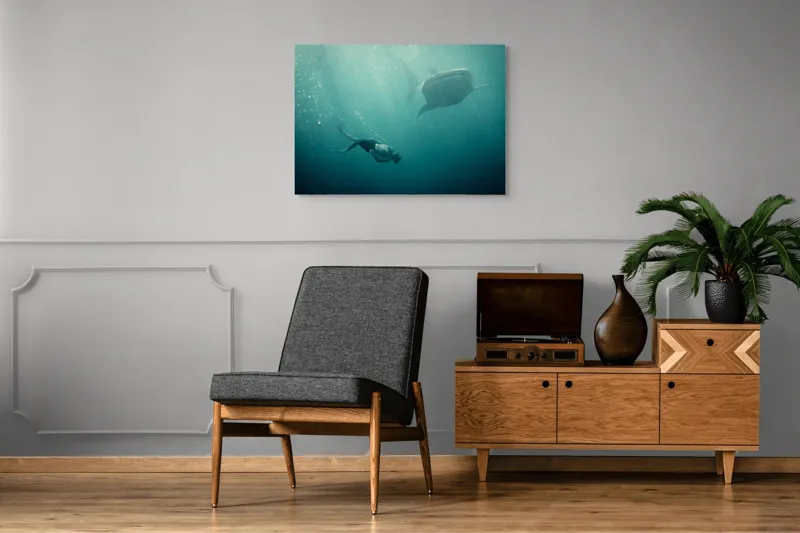 Tablou Canvas, "Înotătorul și rechinul balenă arzător", Nu știu cine este în imagine, dar pot descrie scena: Scufundător, Balenă, Apă, Ocean, Explorare, Adâncime, Lumină, Imersiune, Aventura, Natură, 100 x 70 cm – poza 8