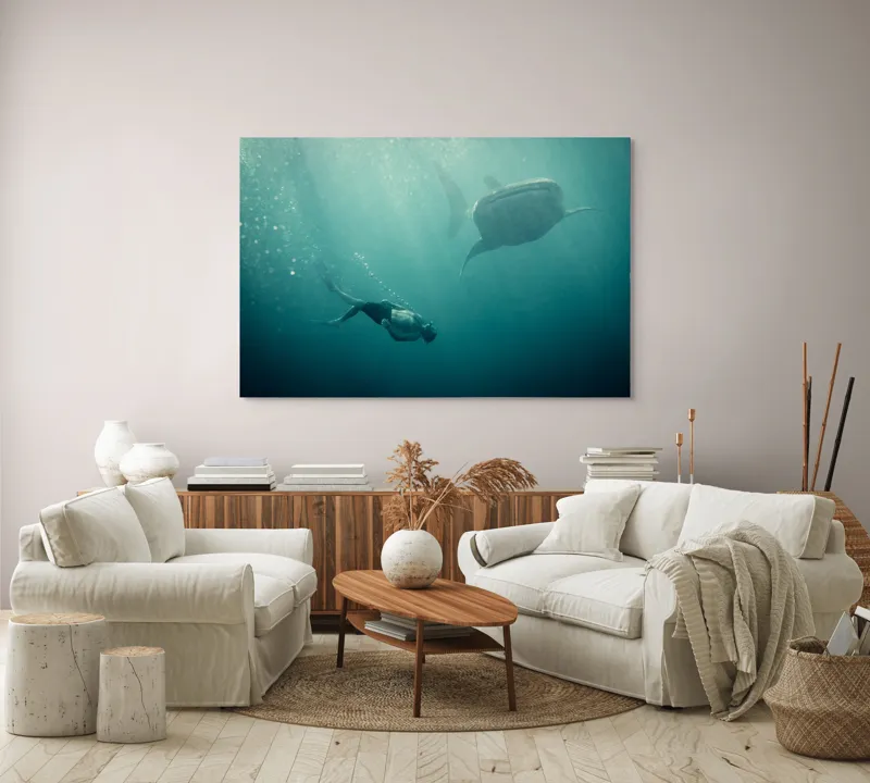 Tablou Canvas, "Înotătorul și rechinul balenă arzător", Nu știu cine este în imagine, dar pot descrie scena: Scufundător, Balenă, Apă, Ocean, Explorare, Adâncime, Lumină, Imersiune, Aventura, Natură, 150 x 100 cm – poza 3