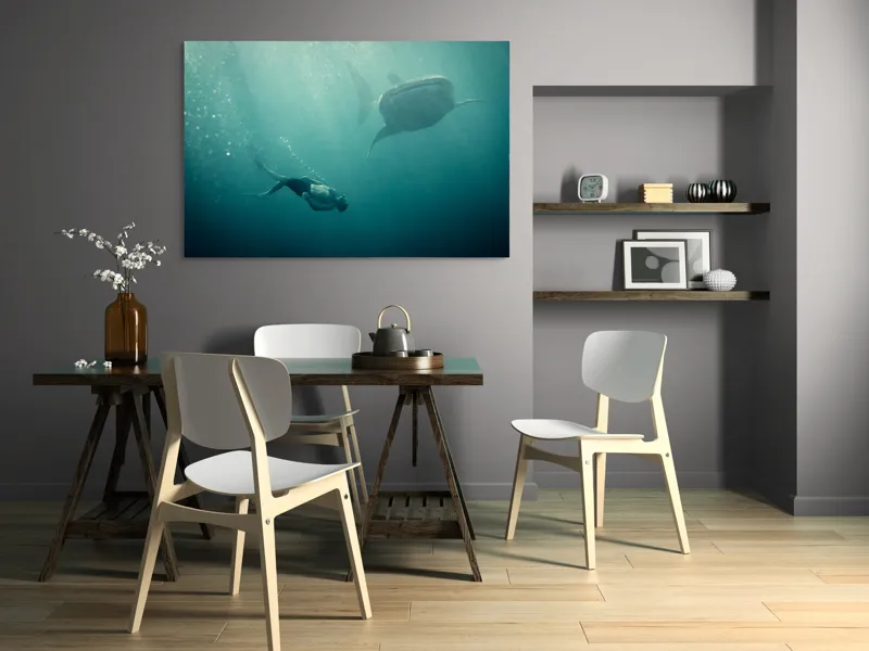 Tablou Canvas, "Înotătorul și rechinul balenă arzător", Nu știu cine este în imagine, dar pot descrie scena: Scufundător, Balenă, Apă, Ocean, Explorare, Adâncime, Lumină, Imersiune, Aventura, Natură, 150 x 100 cm – poza 5