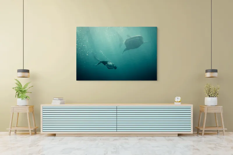 Tablou Canvas, "Înotătorul și rechinul balenă arzător", Nu știu cine este în imagine, dar pot descrie scena: Scufundător, Balenă, Apă, Ocean, Explorare, Adâncime, Lumină, Imersiune, Aventura, Natură, 150 x 100 cm – poza 6