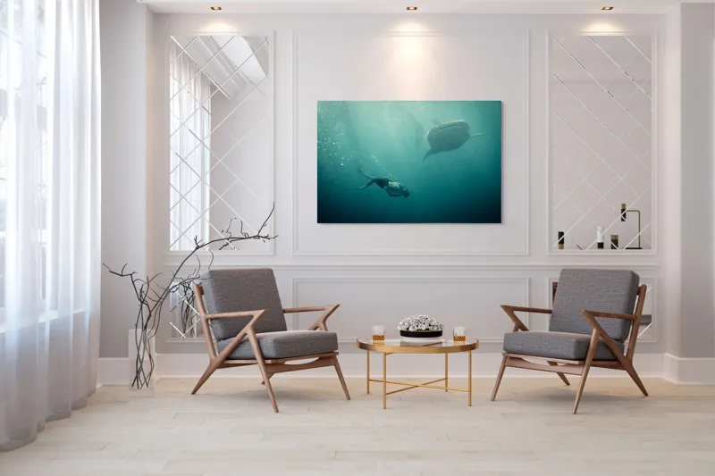Tablou Canvas, "Înotătorul și rechinul balenă arzător", Nu știu cine este în imagine, dar pot descrie scena: Scufundător, Balenă, Apă, Ocean, Explorare, Adâncime, Lumină, Imersiune, Aventura, Natură, 150 x 100 cm – poza 7