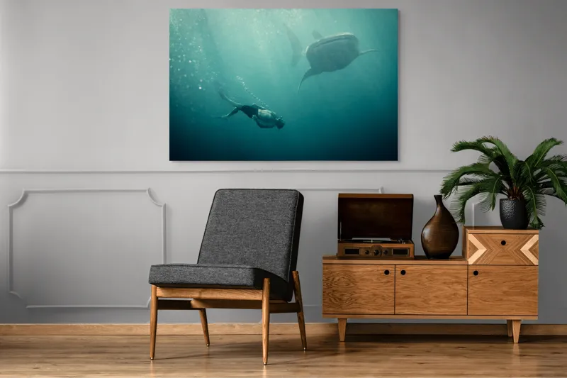 Tablou Canvas, "Înotătorul și rechinul balenă arzător", Nu știu cine este în imagine, dar pot descrie scena: Scufundător, Balenă, Apă, Ocean, Explorare, Adâncime, Lumină, Imersiune, Aventura, Natură, 150 x 100 cm – poza 8