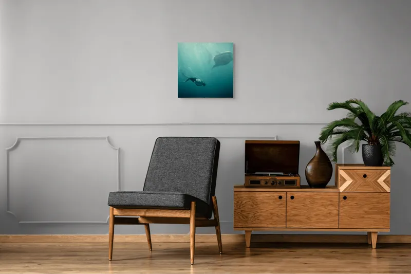 Tablou Canvas, "Înotătorul și rechinul balenă arzător", Nu știu cine este în imagine, dar pot descrie scena: Scufundător, Balenă, Apă, Ocean, Explorare, Adâncime, Lumină, Imersiune, Aventura, Natură, 50 x 50 cm – poza 6