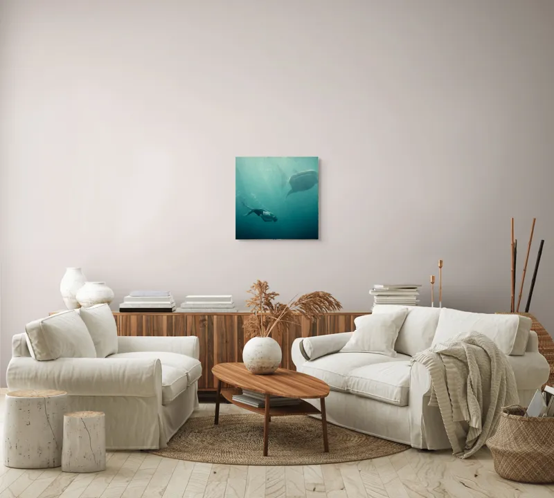 Tablou Canvas, "Înotătorul și rechinul balenă arzător", Nu știu cine este în imagine, dar pot descrie scena: Scufundător, Balenă, Apă, Ocean, Explorare, Adâncime, Lumină, Imersiune, Aventura, Natură, 50 x 50 cm – poza 7