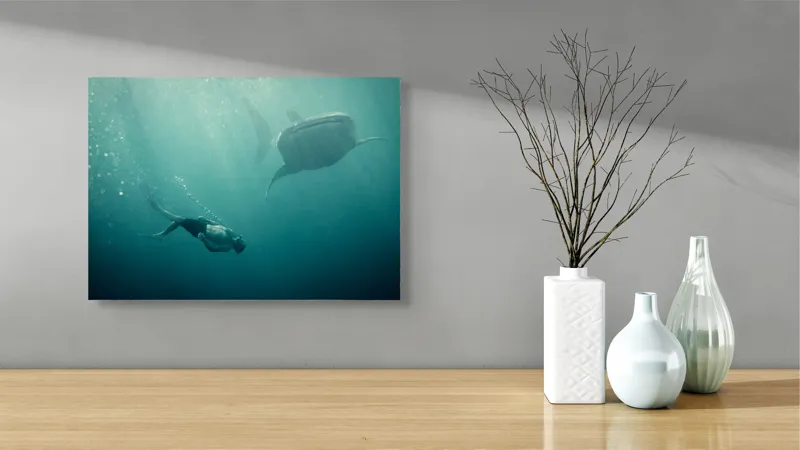 Tablou Canvas, "Înotătorul și rechinul balenă arzător", Nu știu cine este în imagine, dar pot descrie scena: Scufundător, Balenă, Apă, Ocean, Explorare, Adâncime, Lumină, Imersiune, Aventura, Natură, 54 x 39 cm – poza 3