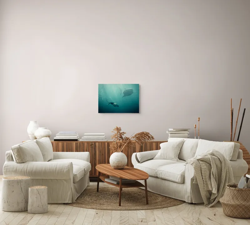 Tablou Canvas, "Înotătorul și rechinul balenă arzător", Nu știu cine este în imagine, dar pot descrie scena: Scufundător, Balenă, Apă, Ocean, Explorare, Adâncime, Lumină, Imersiune, Aventura, Natură, 54 x 39 cm – poza 5