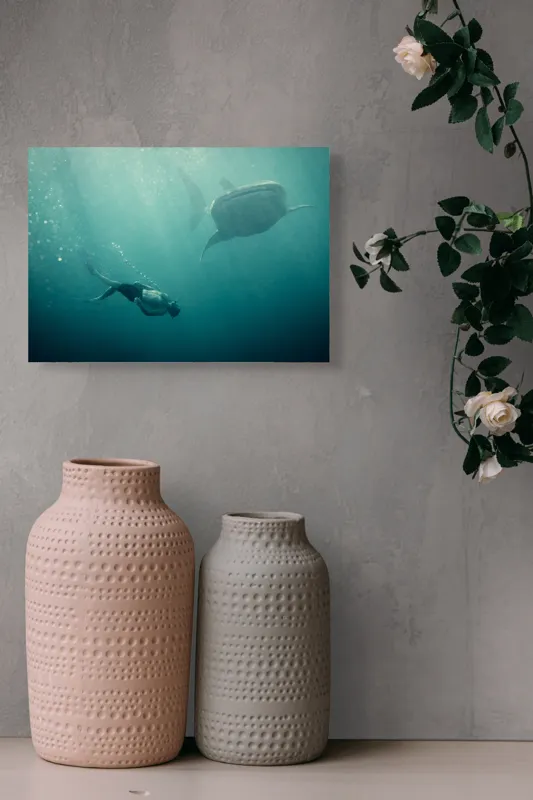 Tablou Canvas, "Înotătorul și rechinul balenă arzător", Nu știu cine este în imagine, dar pot descrie scena: Scufundător, Balenă, Apă, Ocean, Explorare, Adâncime, Lumină, Imersiune, Aventura, Natură, 54 x 39 cm – poza 8