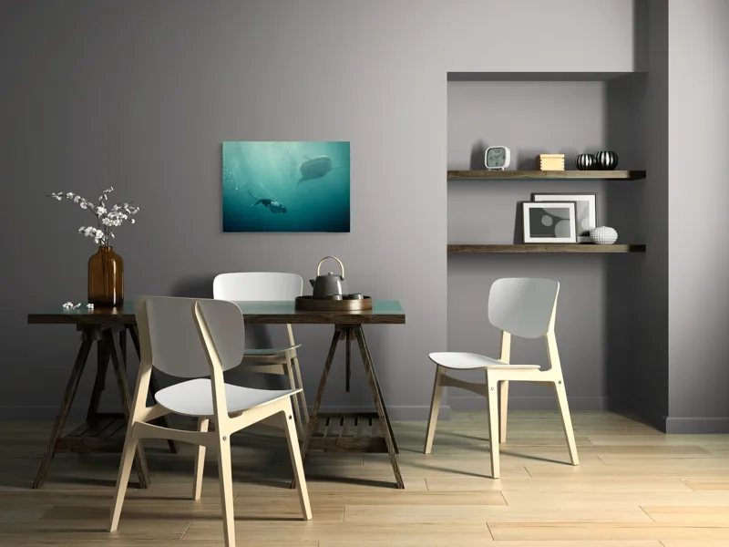 Tablou Canvas, "Înotătorul și rechinul balenă arzător", Nu știu cine este în imagine, dar pot descrie scena: Scufundător, Balenă, Apă, Ocean, Explorare, Adâncime, Lumină, Imersiune, Aventura, Natură, 70 x 50 cm – poza 5